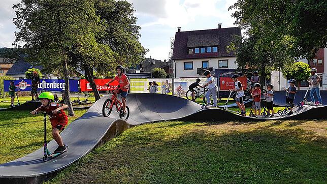 Der Pumptrack in Blumberg ist bislang jeden Nachmittag gut besucht. Mit Fahrrad, Roller, Laufrad, Skateboard oder Inlineskates drehen ...