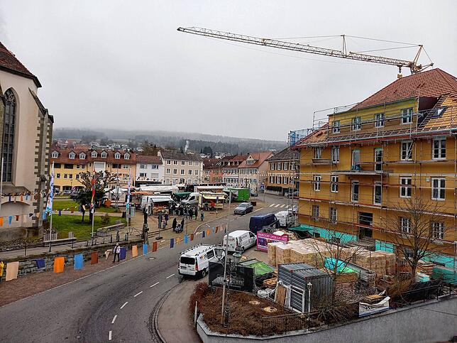 Am Ex-Gasthof „Adler“, einem anderen Wahrzeichen der Stadt, gehen die Sanierungsarbeiten zügig voran.