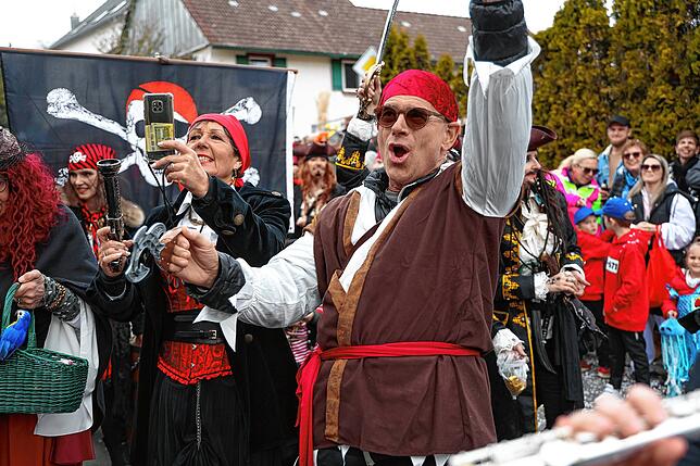 Bild 26: Fastnacht auf dem Schienerberg: Tausende feiern den Höriumzug mit kreativen Mottos