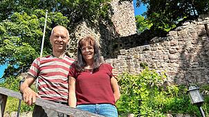 Fritz und Elke Beck vor der Waldau-Schänke, die sie seit 16 Jahren betreiben. Angefangen hat alles mit der Bewirtung des Burgspektakels. ...