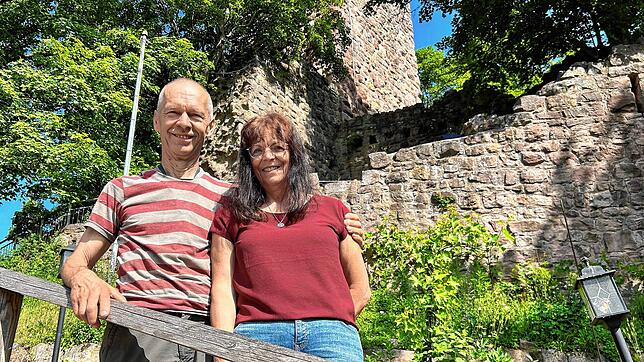 Fritz und Elke Beck vor der Waldau-Schänke, die sie seit 16 Jahren betreiben. Angefangen hat alles mit der Bewirtung des Burgspektakels. ...
