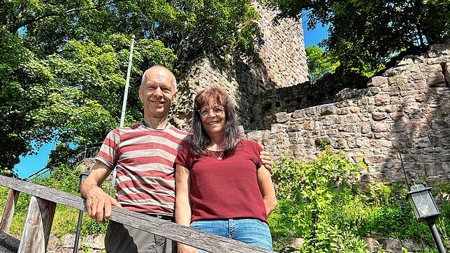 Fritz und Elke Beck vor der Waldau-Schänke, die sie betreiben. Angefangen hat alles mit der Bewirtung des Burgspektakels. Inzwischen ...