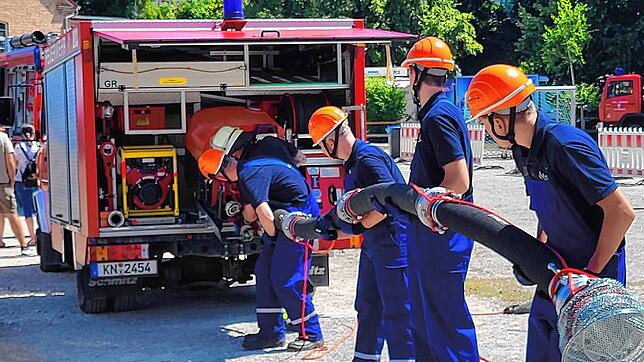 Zahlreiche haben die Wettkämpfe beim Kreisfeuerwehrtag in Gottmadingen Zuschauer angezogen – zu beobachten. Die Trupps mussten löschen, ...