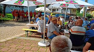 Gute Stimmung bei Sonnenschein herrschte beim Grillfest der Senioren auf dem Kirchplatz in Ühlingen. Foto: Klaus Müller