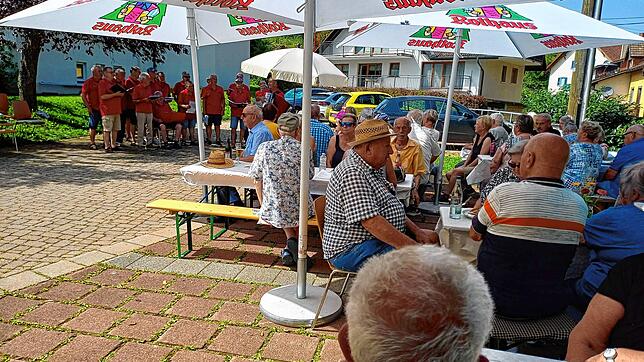 Gute Stimmung bei Sonnenschein herrschte beim Grillfest der Senioren auf dem Kirchplatz in Ühlingen. Foto: Klaus Müller