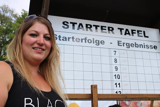 Vanessa Pisano hat auf dem Dressurplatz den Bleistift im Anschlag. Kommt die Ergebnis-Durchsage, notiert sie es auf der großen Tafel ...