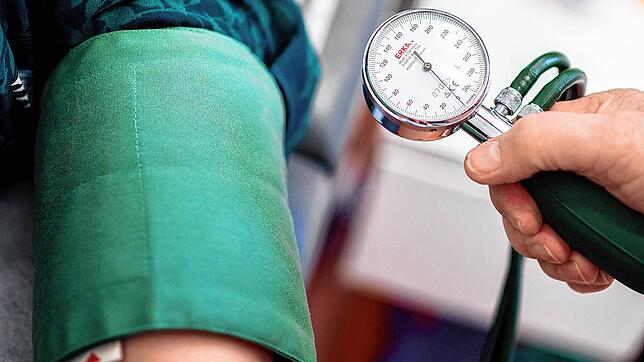 Ein Arzt misst den Blutdruck einer Patientin. 50 Prozent der Hausärzte im Kreis Waldshut sind über 60 Jahre alt. Nachwuchs ist ...