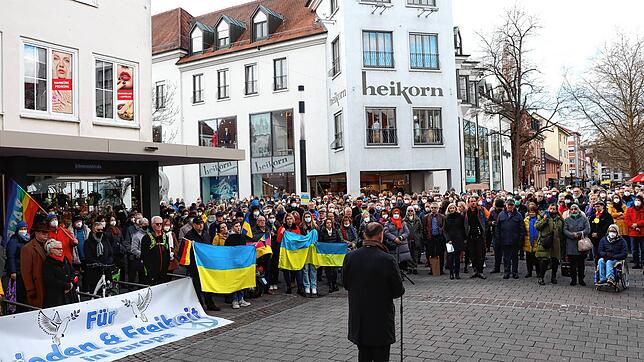 Über 300 Menschen haben am Samstag für Frieden und Freiheit in Europa Flagge gezeigt. Singen will seine Partnerstadt Kobeljaki so gut es ...