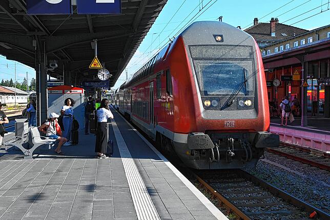 Es mangelt an Zügen, sagt die Pressestelle der Bahn.