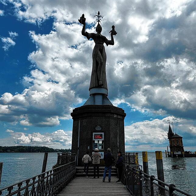 Die Imperia, die täglich ihre Rundungen im Hafen zum Besten gibt, ist die größte Frau in Konstanz. Sie misst 9 Meter.