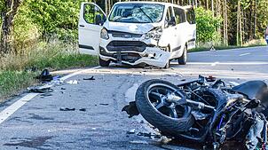 Der Motorrollerfahrer wurde schwer verletzt - die Insassen des Kleinbusses blieben wohl unverletzt.
