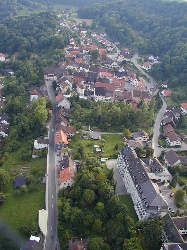 Blick auf die Stühlinger Altstadt aus ungewohnter Perspektive: Im Bildvordergrund rechts das Loreto Krankenhaus, links Mitte das ...