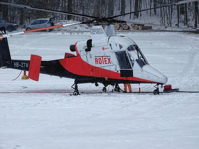 Alles 45 Minuten landet der Helikopter und wird aufgetankt.