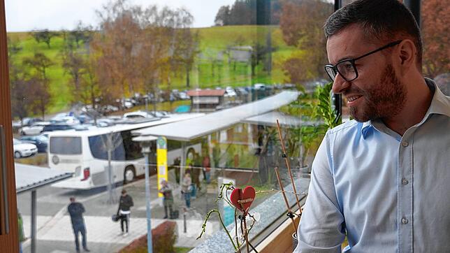 Bürgermeister Fabian Meschenmoser blickt auf die Schlange der Impfwilligen vor dem Rathaus. Die erste mobile Impfaktion am 16. November ...