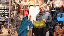 Alteingesessene Geschäfte wie Sport Martin (im Bild Manuela und Eberhard Martin) sorgen für Konstanz in der Innenstadt. Bild: Claudia Ladwig