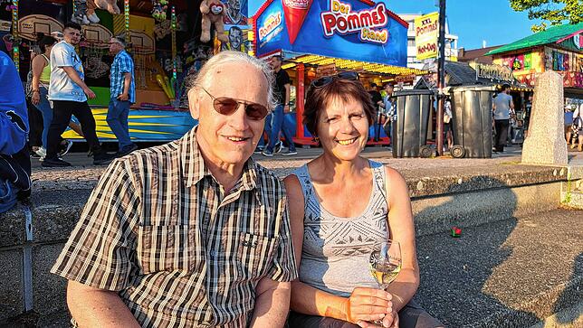 Achim Wolter und Gabriele Becker kommen aus Berlin und sind als Touristen auf dem Seehasenfest. 6 Euro haben jeweils für ein Glas Wein ...