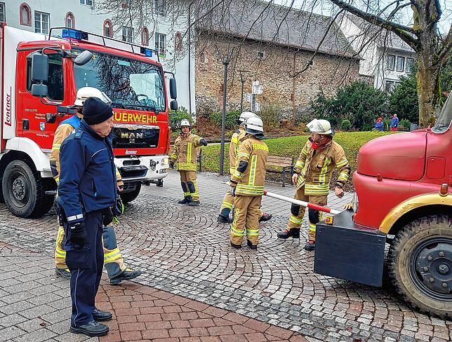 Die Feuerwehr hilfe: Der Wagen der Katzenmusik hat eine Panne.
