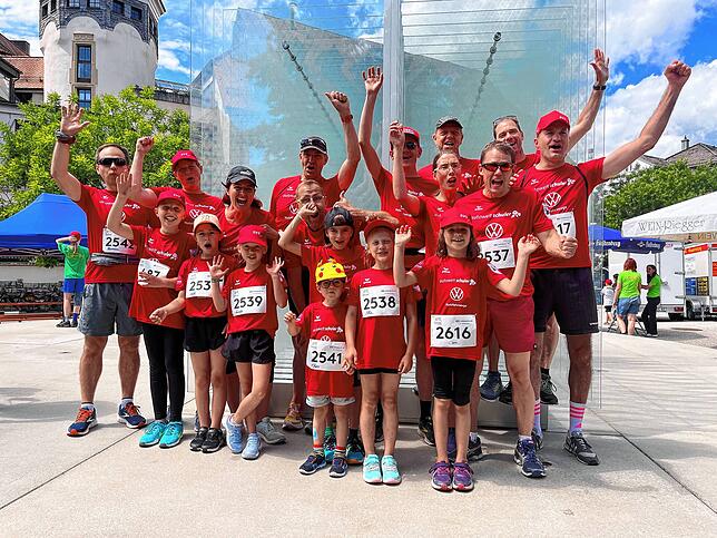Knapp 20 Läufer des Turnvereins Mönchweiler sind beim Villinger Stadtlauf dabei. Die Gruppe besteht ebenso aus Kindern im ...