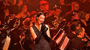 Als Solosängerin erntet die Schramberger Musikerin Stefanie Flaig am Samstagabend, 9. November, bei „Babylon Hüfingen“ tosenden Applaus ...