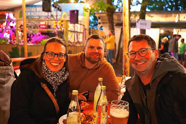 Bild 14: Gute Stimmung trotz schlechtem Wetter auf dem Ostracher Eichbühlfest