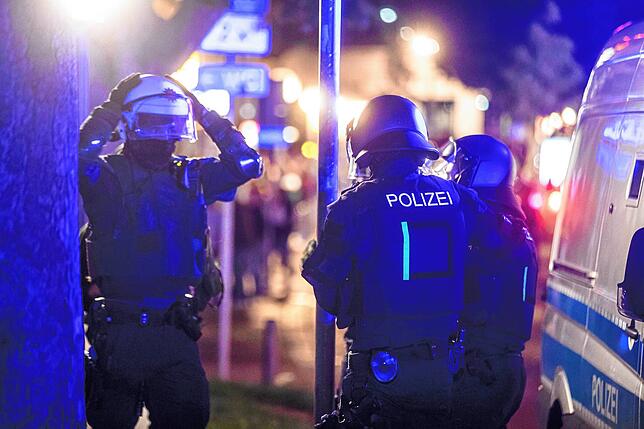 Polizeieinheiten sammeln sich, um gegen die Stuttgarter Randalierer vorzugehen.