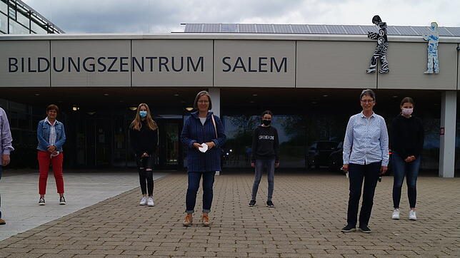 Konrektorin Karin Hiestand (Zweite von links) freut sich zusammen mit den Zehntklässlern über die Unterstützung der Lernbegleiter ...