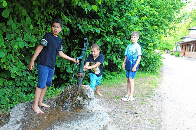 Spaß am Spielplatz an der Hasler Höhle.