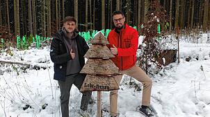 Die Lehr-Hexen, im Bild Sven Flaig (links) und Luca Pantel, rufen wieder zur Baumpatenschaftsaktion auf. Bild: Gerd Jerger