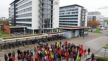 (Archivbild) Anfang November kamen Angestellte und Unterstützer bei einer Kundgebung gegen den geplanten Abbau bei Körber in Konstanz ...
