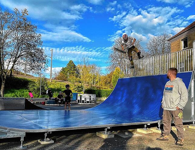 Ein Herz für die Jugend: Die neue Halfpipe vor dem Jugendtreff bei der Fahr-Kantine wird gut angenommen. Die Jugendlichen haben sich ...
