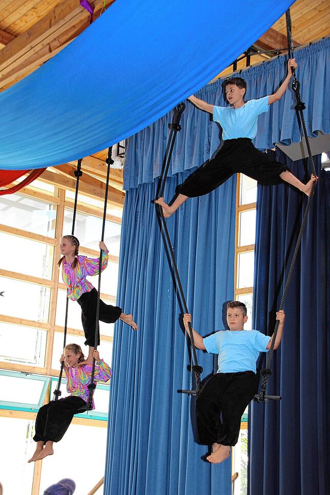 Bild 16: Bildergalerie der Zirkusaufführung in der Grundschule Wald