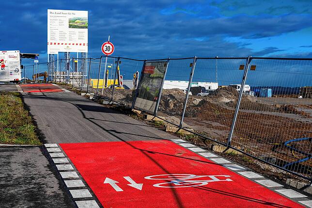 Der Radweg ins Neckartal führt entlang des Baustelleneingangs.
