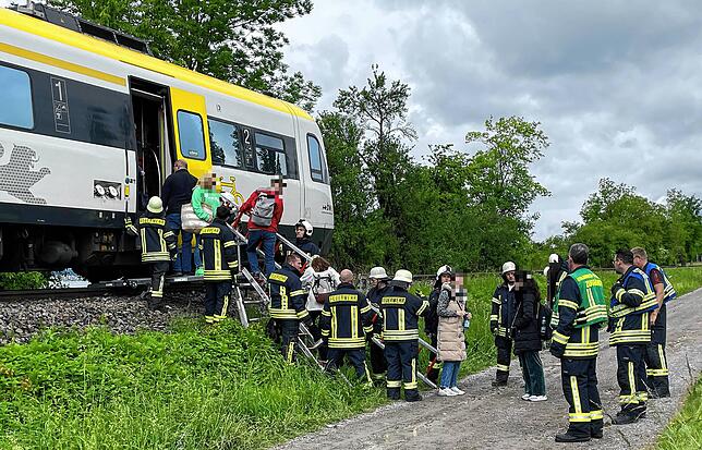 Erst gut zwei Stunden nach der Kollision können die meisten der 50 Fahrgäste den Zug verlassen.