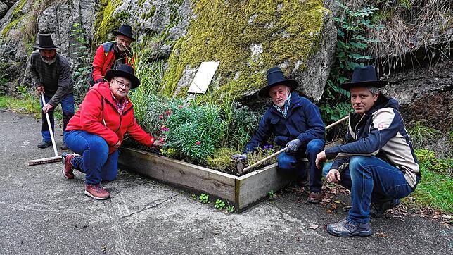 Ulrich Winkler, Bernhard Huber, Eva Rippel, Herbert Nägele und Stephan Marder (von links9 richten das Blumenbeet am „Stein des Anstoßes“.