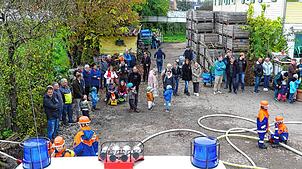 Viele Ahauser und Bermatinger schauen bei der Herbstübung der freiwilligen Feuerwehr auf dem Biolandhof Karrer in Ahausen zu. Das Gehöft ...