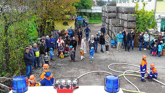 Viele Ahauser und Bermatinger schauen bei der Herbstübung der freiwilligen Feuerwehr auf dem Biolandhof Karrer in Ahausen zu. Das Gehöft ...