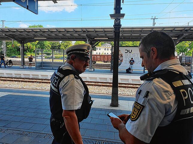 Thomas Barth, links, leitet damals den Einsatz beim Villinger Bahnhof.