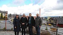Landrat Sven Hinterseh (zweiter von links) zu Besuch in Schönwald vor dem bereits umgestalteten Bereich des Kurorts. Begleitet wurde er ...