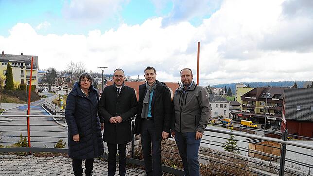Landrat Sven Hinterseh (zweiter von links) zu Besuch in Schönwald vor dem bereits umgestalteten Bereich des Kurorts. Begleitet wurde er ...