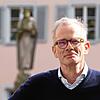 Altersforscher Andreas Kruse auf der Hofstatt in Überlingen, über die Monika Rinderle 1942 in Schimpf und Schande getrieben worden ist. ...