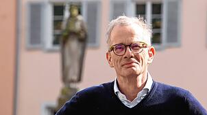 Altersforscher Andreas Kruse auf der Hofstatt in Überlingen, über die Monika Rinderle 1942 in Schimpf und Schande getrieben worden ist. ...