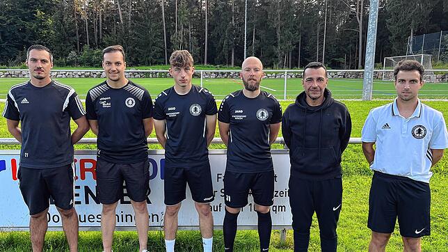 Drei Neue im Kader: (von links): Yannick Chamaillard (Trainer), Neuzugänge: Philipp King, Elias Bauer, Martin Wieczorek, Enrique Blanco ...