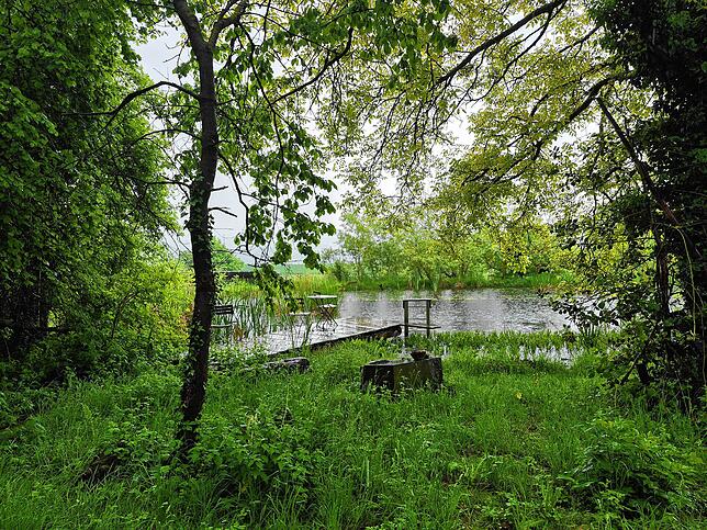 Einen Teich hat der Träumlihof auch. Er ist künstlich angelegt, das Ehepaar Preiss hat ihn selbst gebaut.