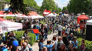Bei herrlichem Wetter genießen Tausende von Besucher den Familientag im Villinger Kurgarten.