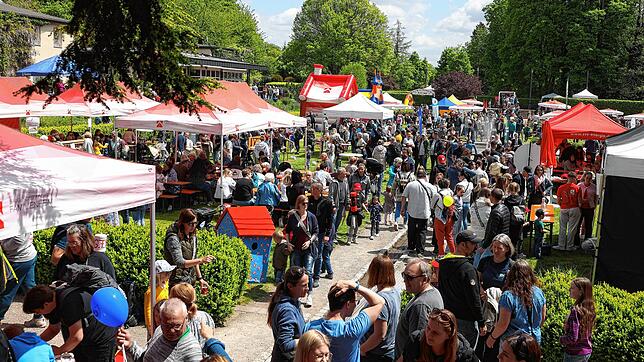 Bei herrlichem Wetter genießen Tausende von Besucher den Familientag im Villinger Kurgarten.
