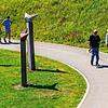 Streifzug: Die Besucher haben sich mit Abstand durch den Skulpturenpark bewegt, um die Werke zu betrachten.