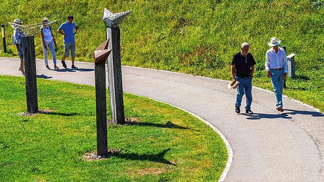 Streifzug: Die Besucher haben sich mit Abstand durch den Skulpturenpark bewegt, um die Werke zu betrachten.