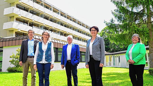 Staatssekretärin Ute Leidig (Zweite von rechts) beim Besuch in der Espan--Klinik. Rechts Grünen-Landtagsabgeordnete Martina Braun. Von ...
