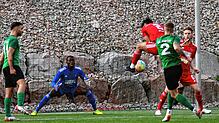 Unter Beschuss: Hier erwartet Torwart Ismaila Keita vom VfR Bad Bellingen den Schuss von Yannik Böhler (Nr. 2) beim 3:1-Sieg des SV Herten.