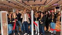 Geschafft: In einem halben Jahr wurde die Filiale von C&A in der Singener Freiheitstraße runderneuert. Jetzt feierte das Team um ...